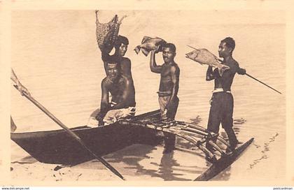 Micronesia - CAROLINES ISLANDS - Fishermen - Publ. Missionary Jesuits 4