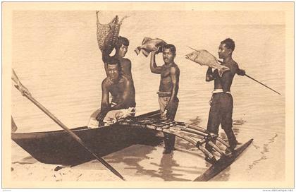 ILES CAROLINES  RETOUR DE PECHE  PIROGUE