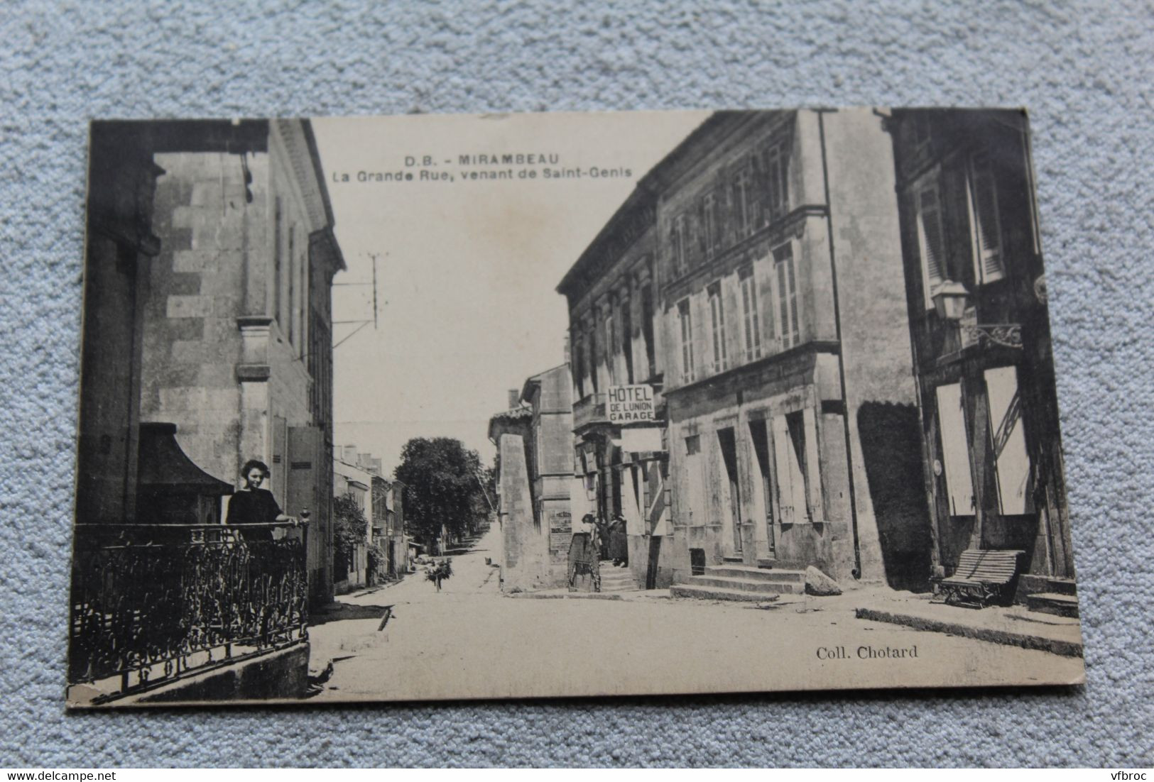 Mirambeau, la grande rue venant de saint Genis, Charente maritime 17