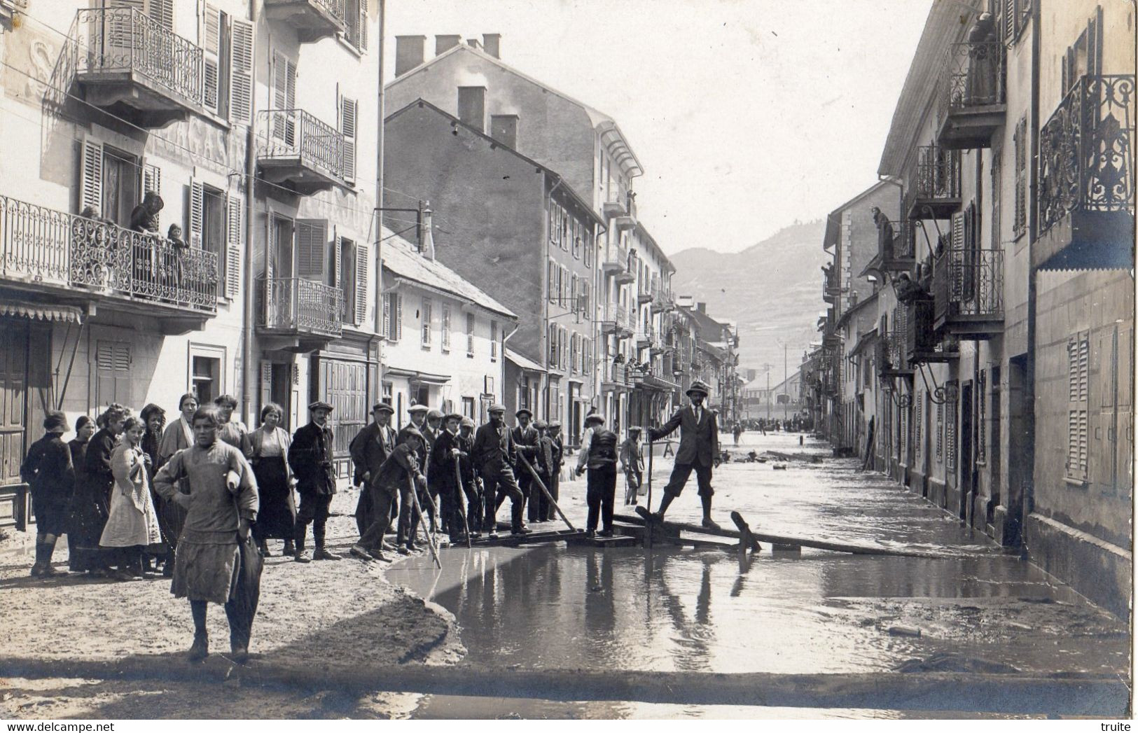 MODANE PENDANT UNE CATASTROPHE (CARTE PHOTO )