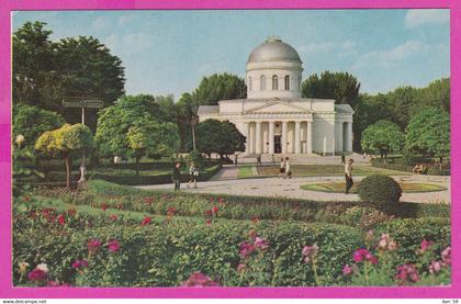 287096 / Moldova - Chișinău Kishinev - Building Central Exhibition Hall garden people PC 1970 Moldavie Moldawie