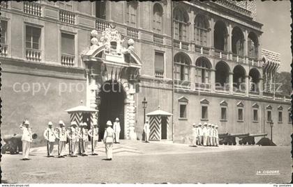 72293374 Monaco La releve de la Garde devant le Palais Princier