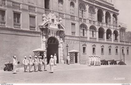 MONACO - Le releve de la Garde devant le Palais Princier - Photo Postcard