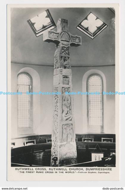 C016862 Dumfriesshire. Ruthwell Cross. Ruthwell Church. Professor Stephens