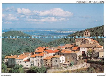 D096024 Pyrenees. Roussillon. Typique village dominant la plaine du Roussillon.