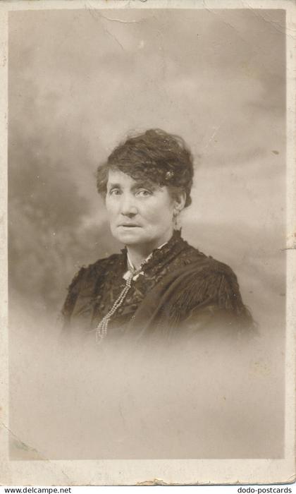 PC35249 Old Postcard. Woman Portrait. F. Barrington