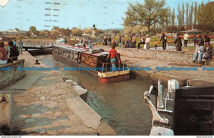 R065175 Avon Lock. Stratford Canal. Stratford Upon Avon. Salmon. 1979