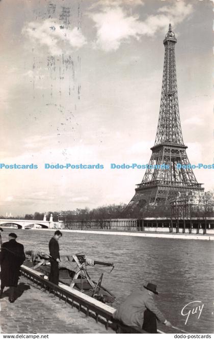 R348848 Paris et Ses Merveilles La Tour Eiffel Vue Prise des Bords de la Seine A