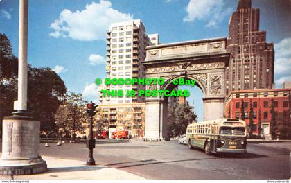 R551773 Greenwich Village. Scene of Washington Square and Victory Arch. Progress