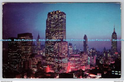 R746545 New York City Night Falls on Midtown Manhattan Manhattan Post Card Dexte