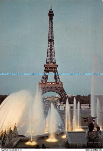 D117730 Paris. la nuit. La Tour Eiffel. Lyna. 1977