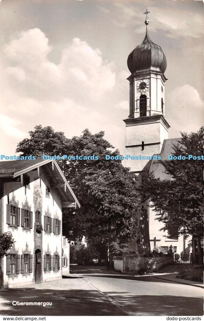 R360046 Oberammergau Passionsspieldorf Oberammergau Pfarrkirche und Kolblhaus Li