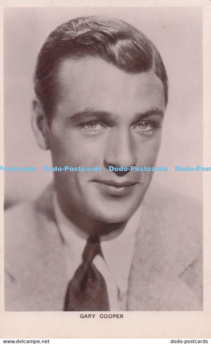 R690693 Gary Cooper. Postcard