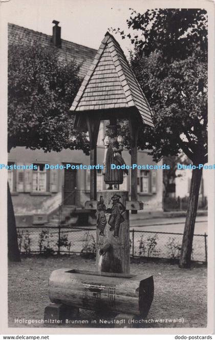 R695731 Holzgeschnitzter Brunnen in Neustadt. Hochschwarzwald. Leo Molitor