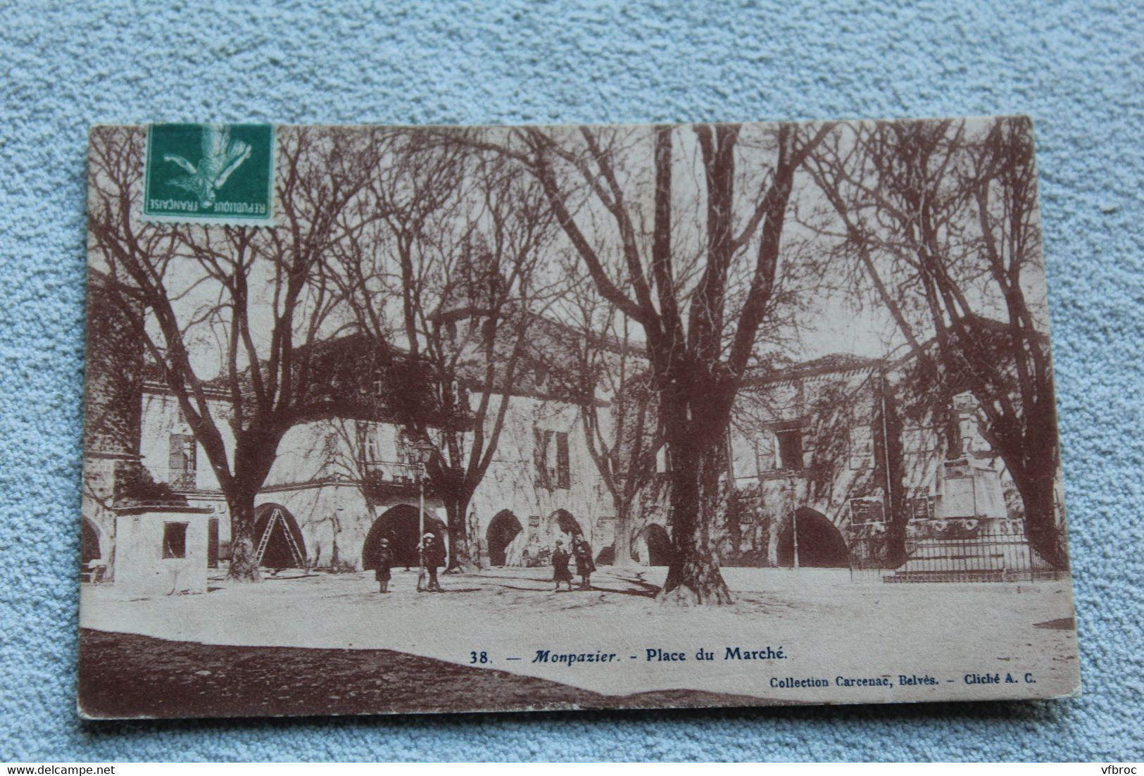 Monpazier, place du marché, Dordogne 24