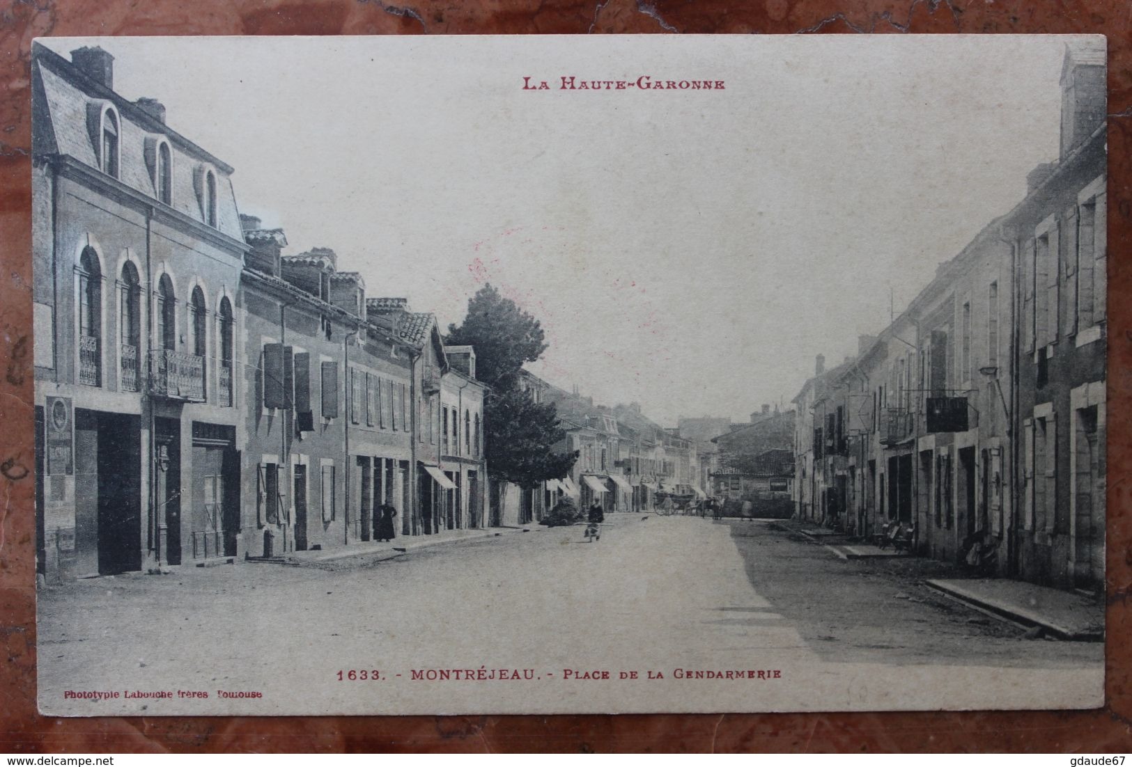 MONTREJEAU (31) - PLACE DE LA GENDARMERIE