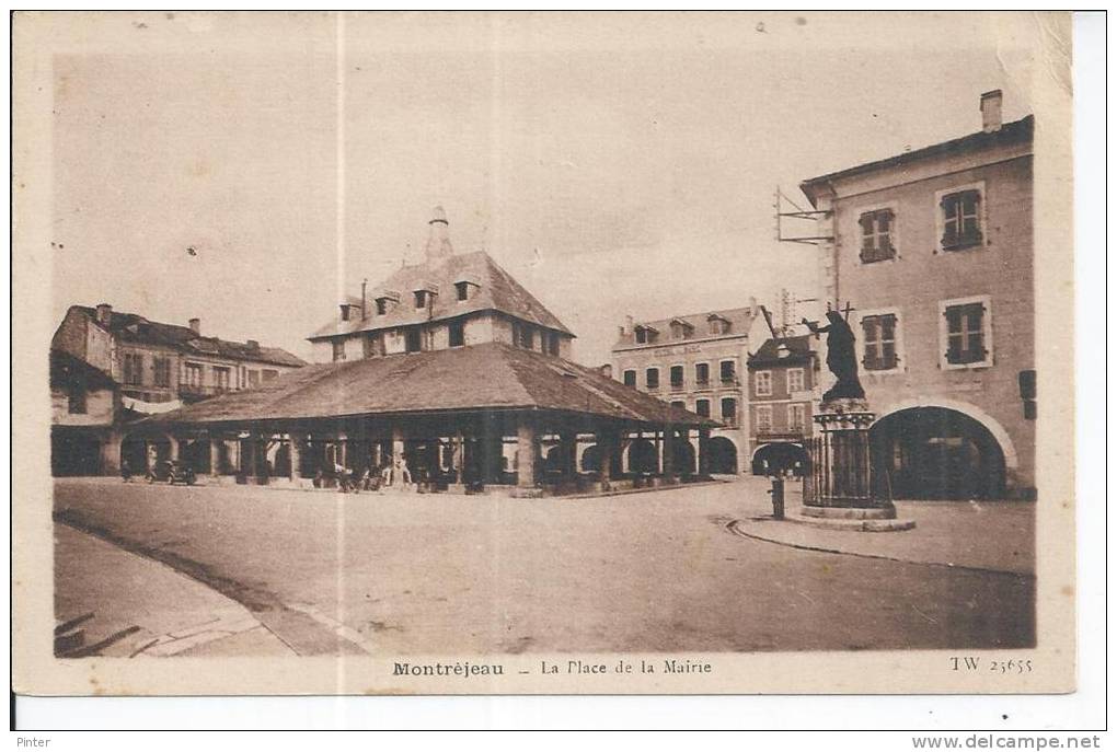 MONTREJEAU - La place de la Mairie