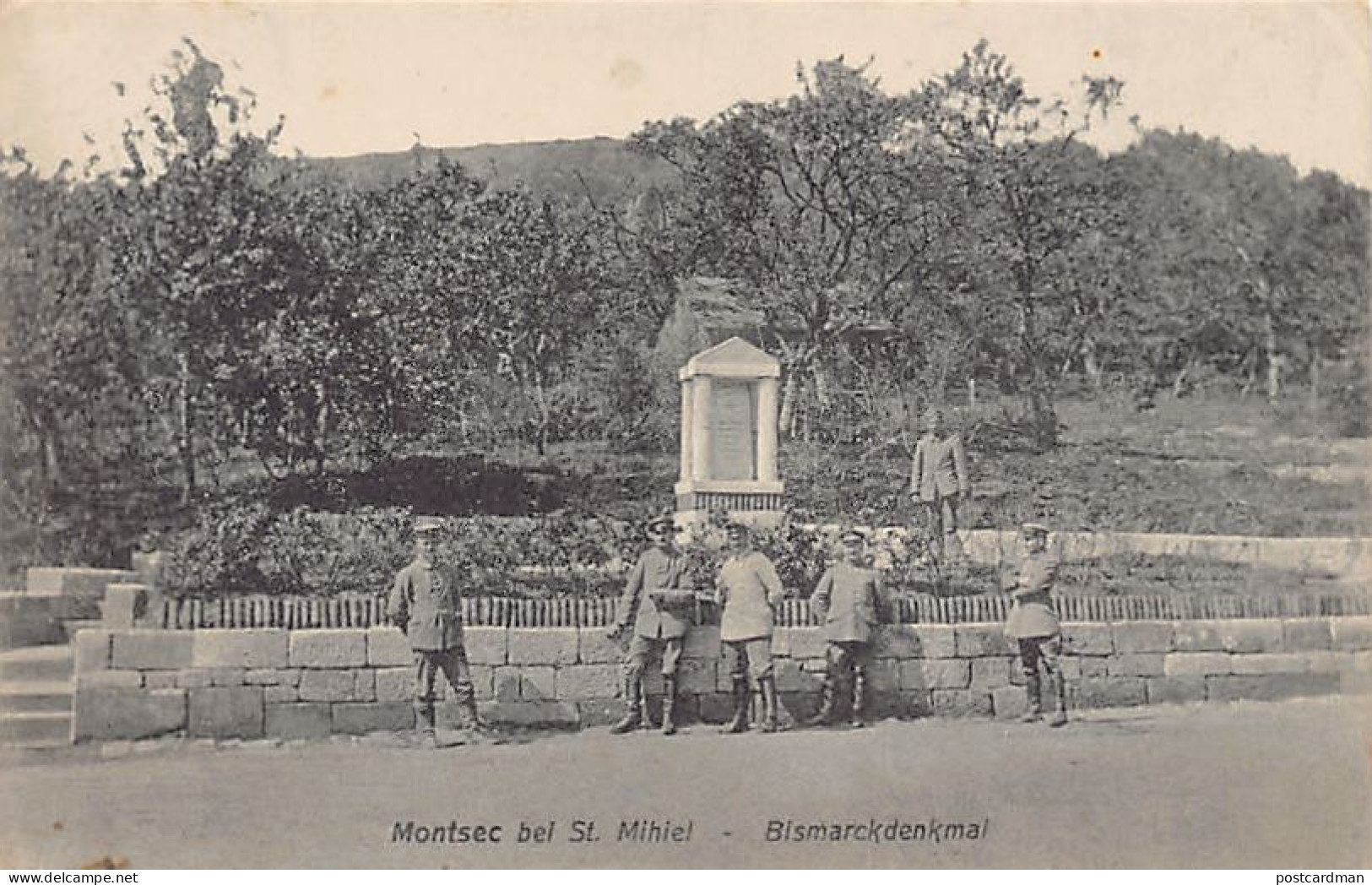 Montsec (55) Saint-Mihiel Soldats devant le Monument Bismarck Montsec bel. St. Mihiel Bismarckdenkmal