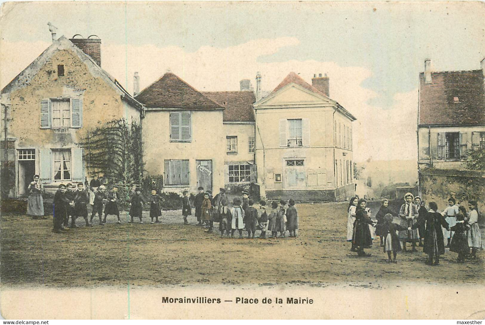 MORAINVILLIERS place de la Mairie