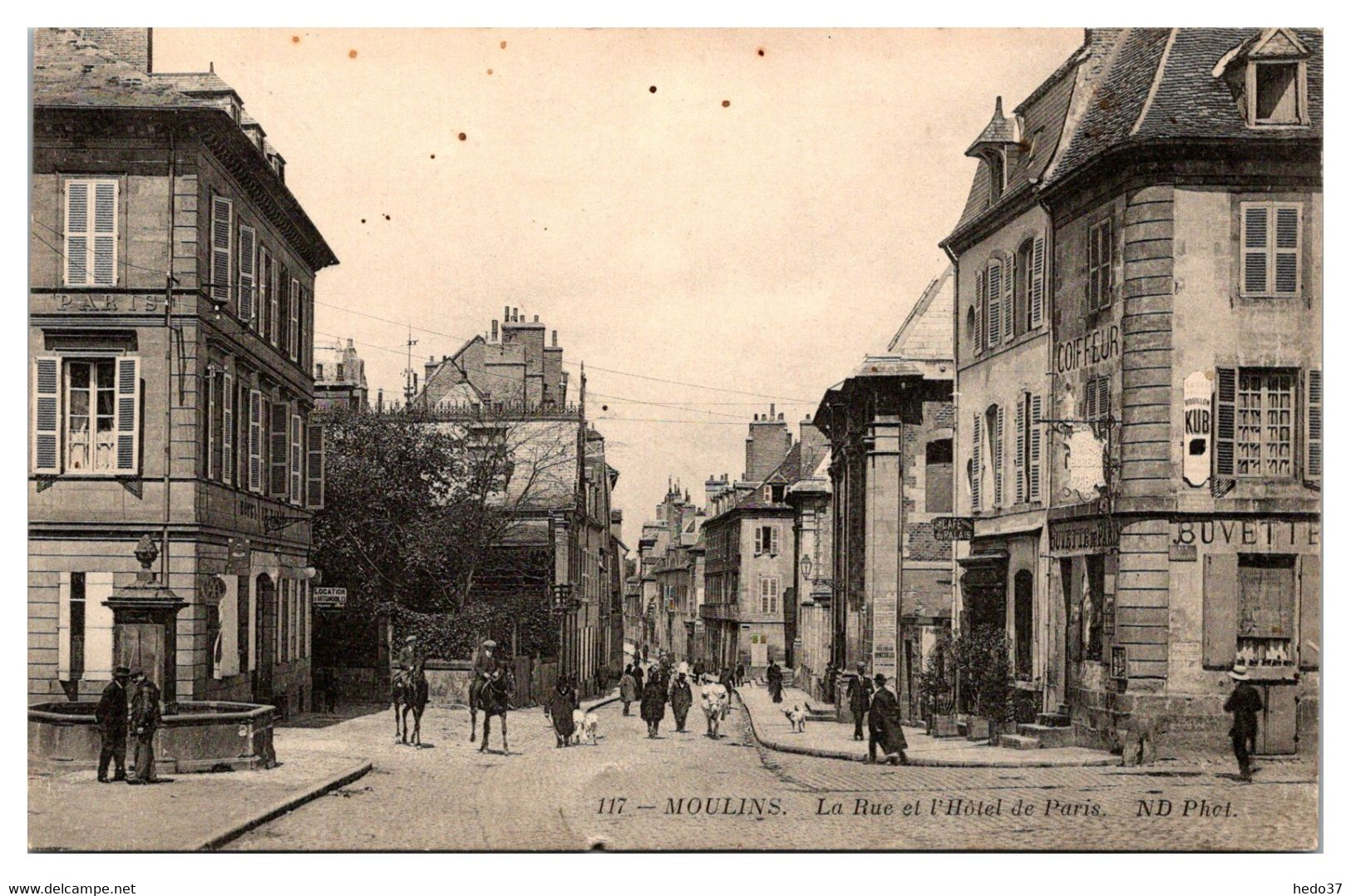 Moulins - La Rue et l'Hôtel de Paris