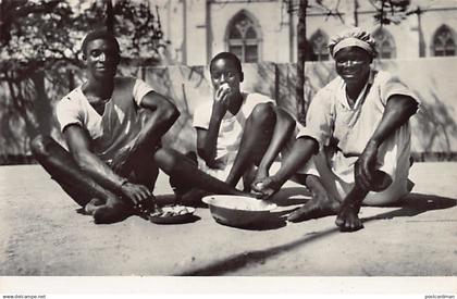 MOÇAMBIQUE Mozambique - Banquete indígena - Indigenous banquet - Ed. / Publ. Liborio Rodrigues