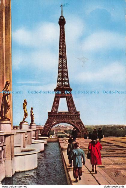 D123644 Paris La Tour Eiffel et la Terrasse du Palais de Chaillot La Tour Eiffel