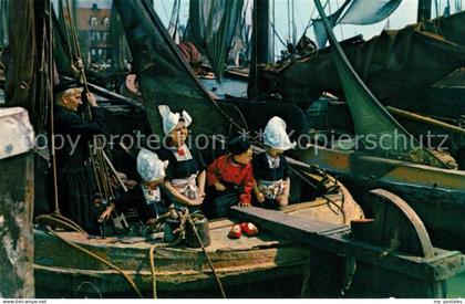 73130735 Volendam Fischerboote Trachten Volendam