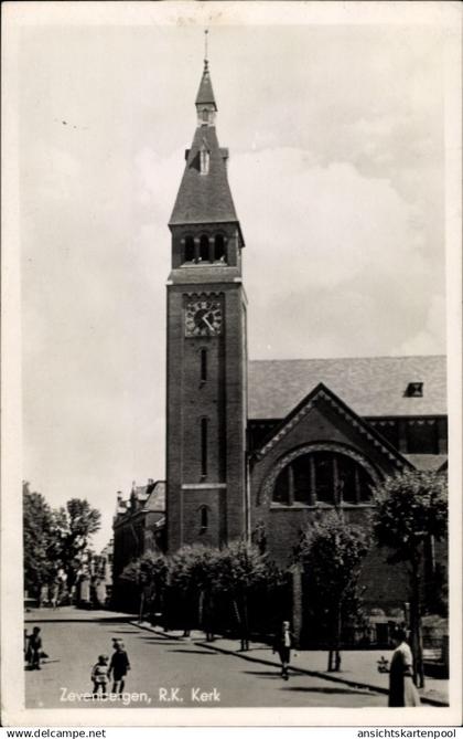 CPA Zevenbergen Nordbrabant, R. K. Kerk, Straßenpartie, Kirche