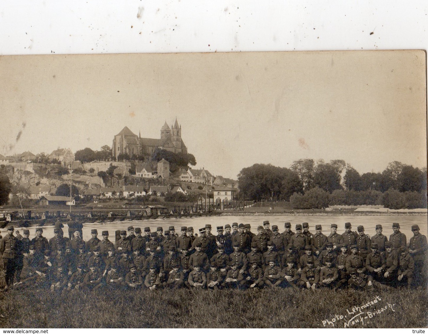 NEUF-BRISACH CARTE PHOTO GROUPE DE SOLDATS AU 1 E PLAN