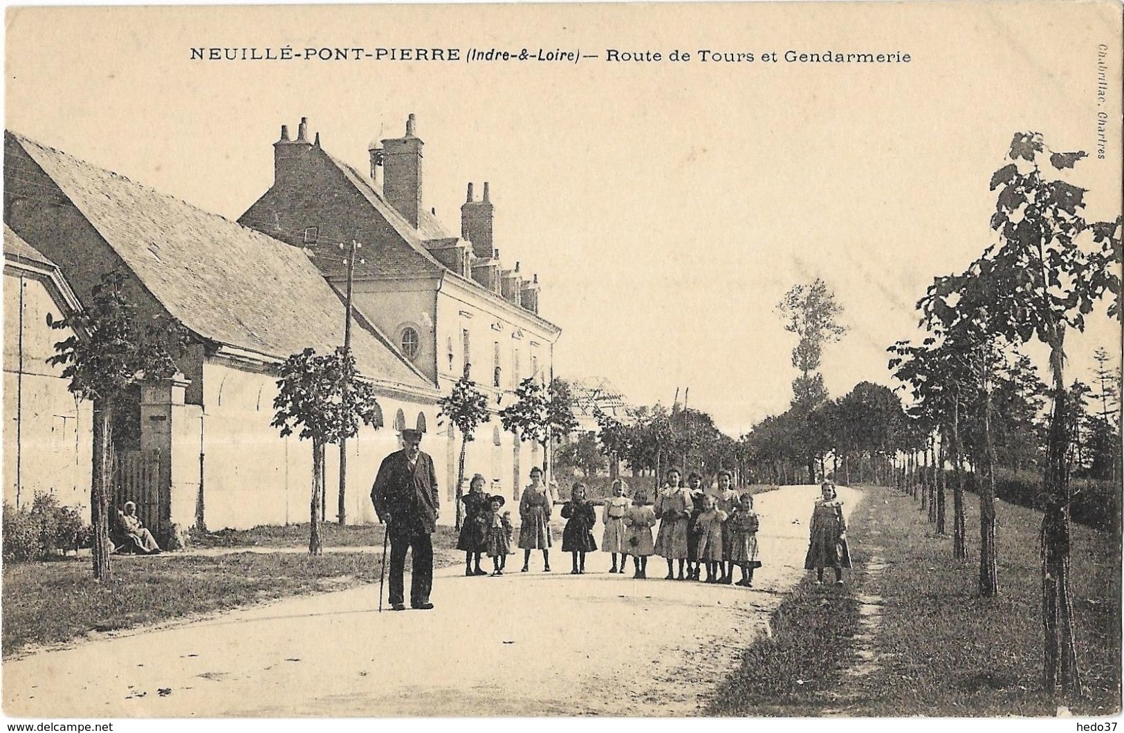 Neuillé-Pont-Pierre - Route de Tours et Gendarmerie