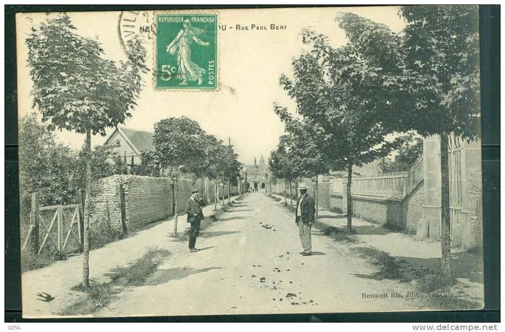 NEUVILLE en POITOU / RUE PAUL BERT - tp76