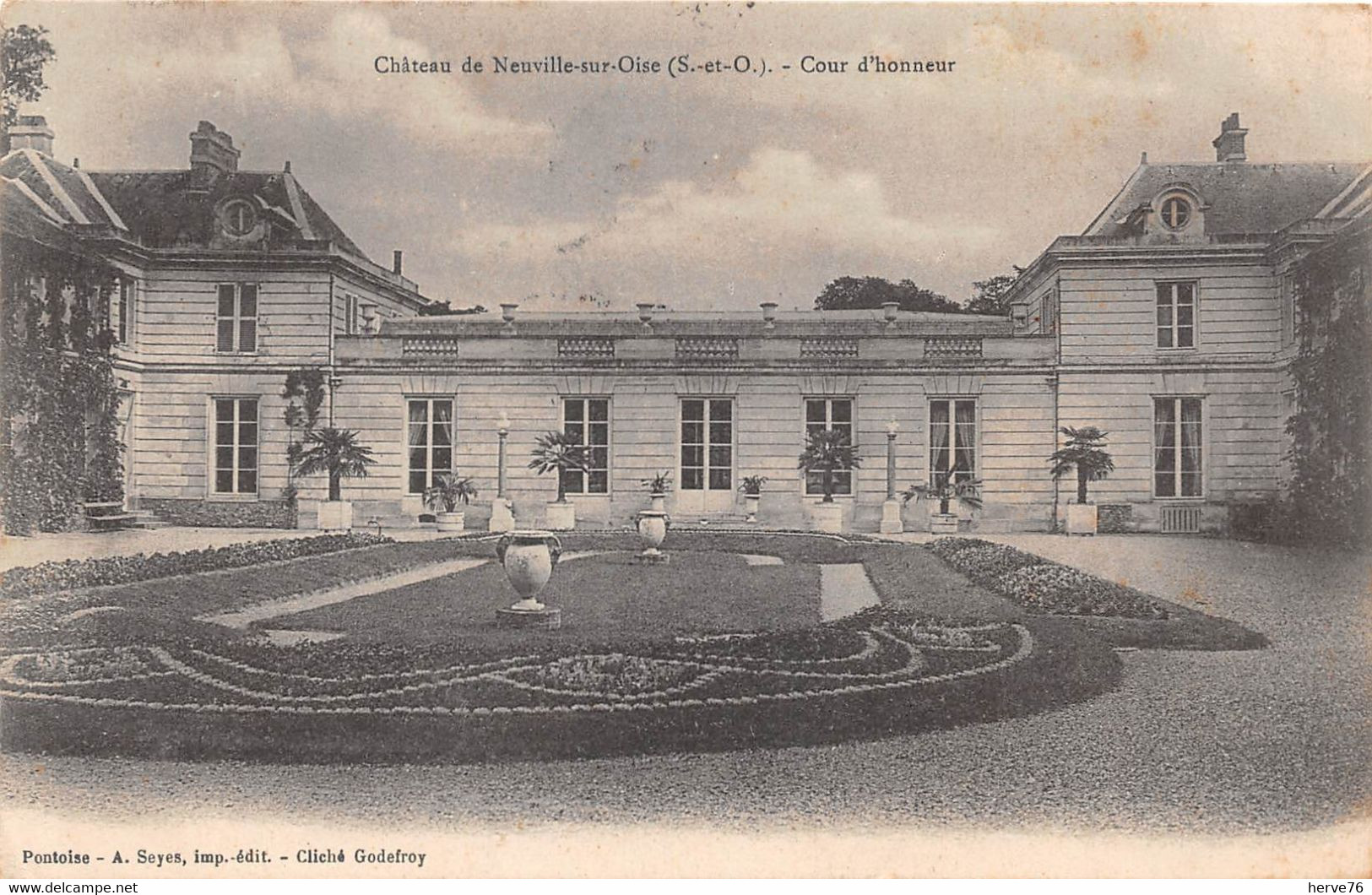 NEUVILLE SUR OISE - le château - Cour d'honneur