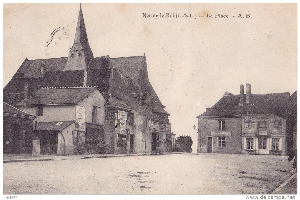 Neuvy-le-Roi - La Place