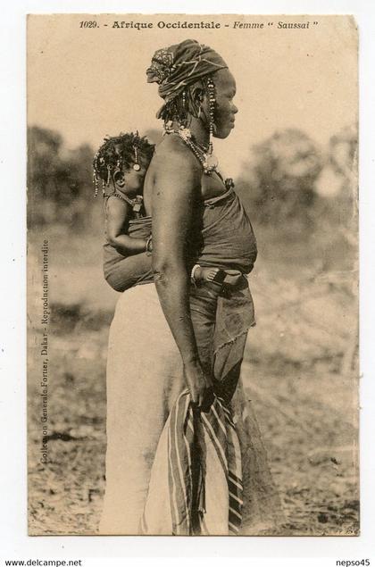 afrique occidentale femme soussai avec son enfant dans le dos