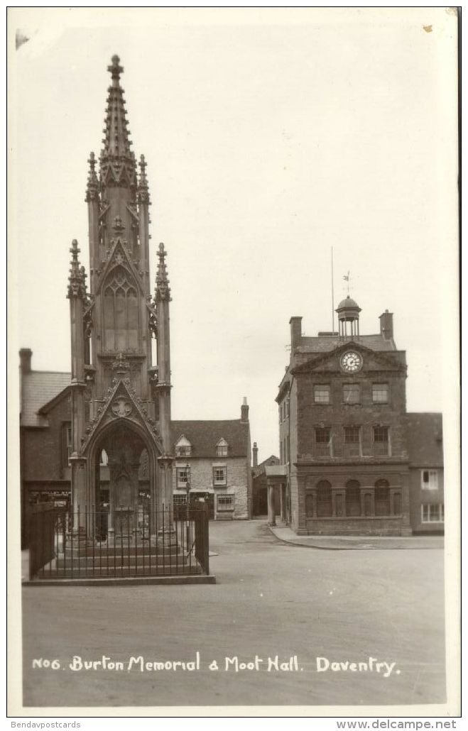 northamptonshire, DAVENTRY, Burton Memorial &amp; Moot Hall (1930s) RPPC