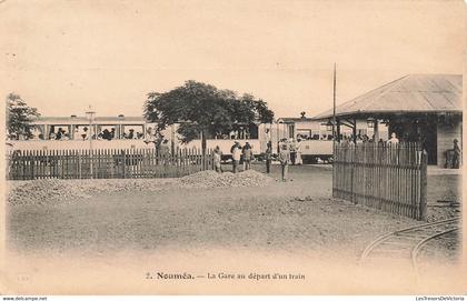 CPA NOUVELLE CALEDONIE - NOUMEA - la gare au départ d'un train - belle animation - L B F