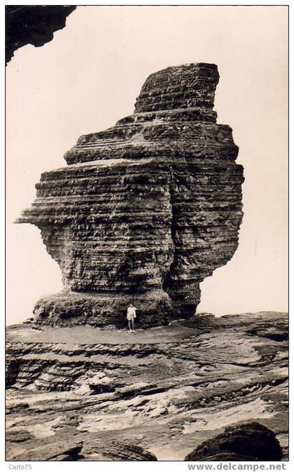 NOUVELLE CALEDONIE - BOURAIL - La Roche Percée "Le Bonhomme"