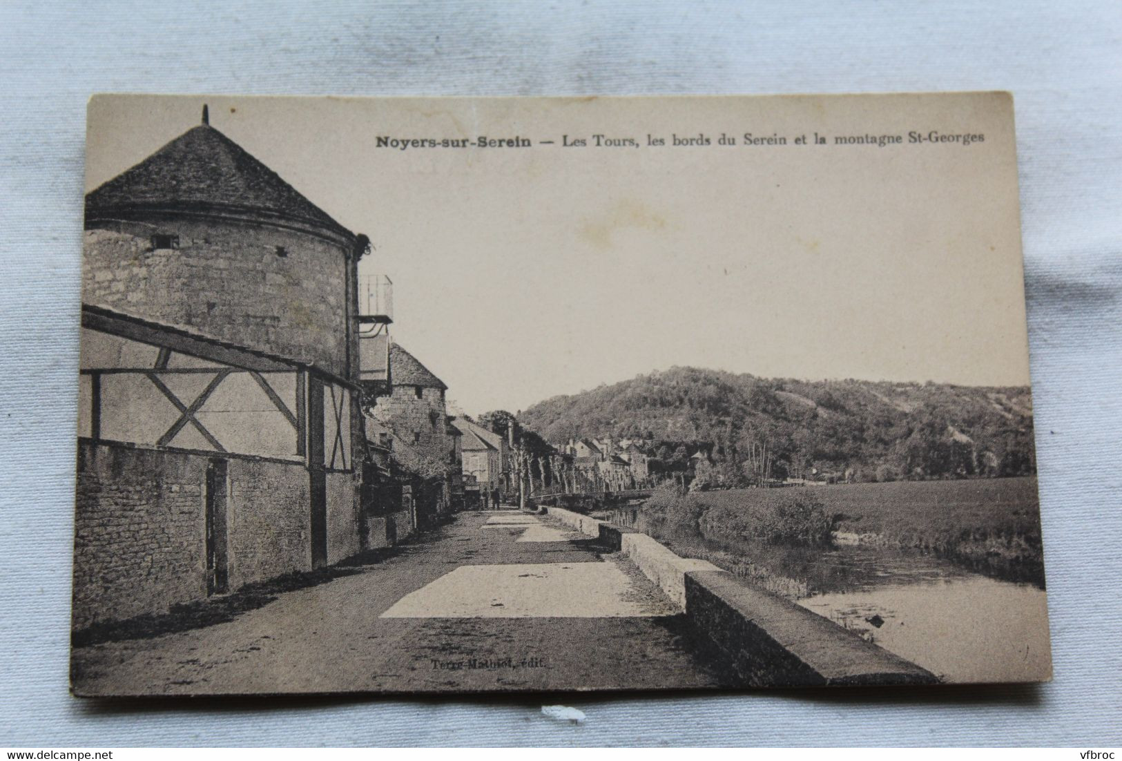 Noyers sur Serein, les tours, les bords du Serein et la montagne saint Georges, Yonne 89