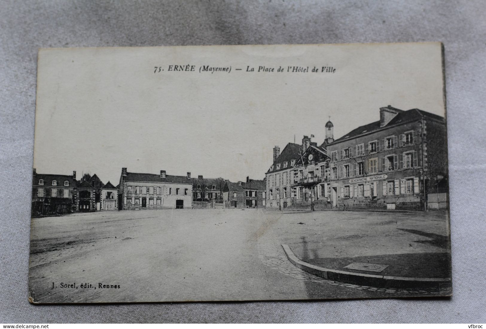 O581, Cpa 1925, Ernée, la place de l'hôtel de ville, Mayenne 53