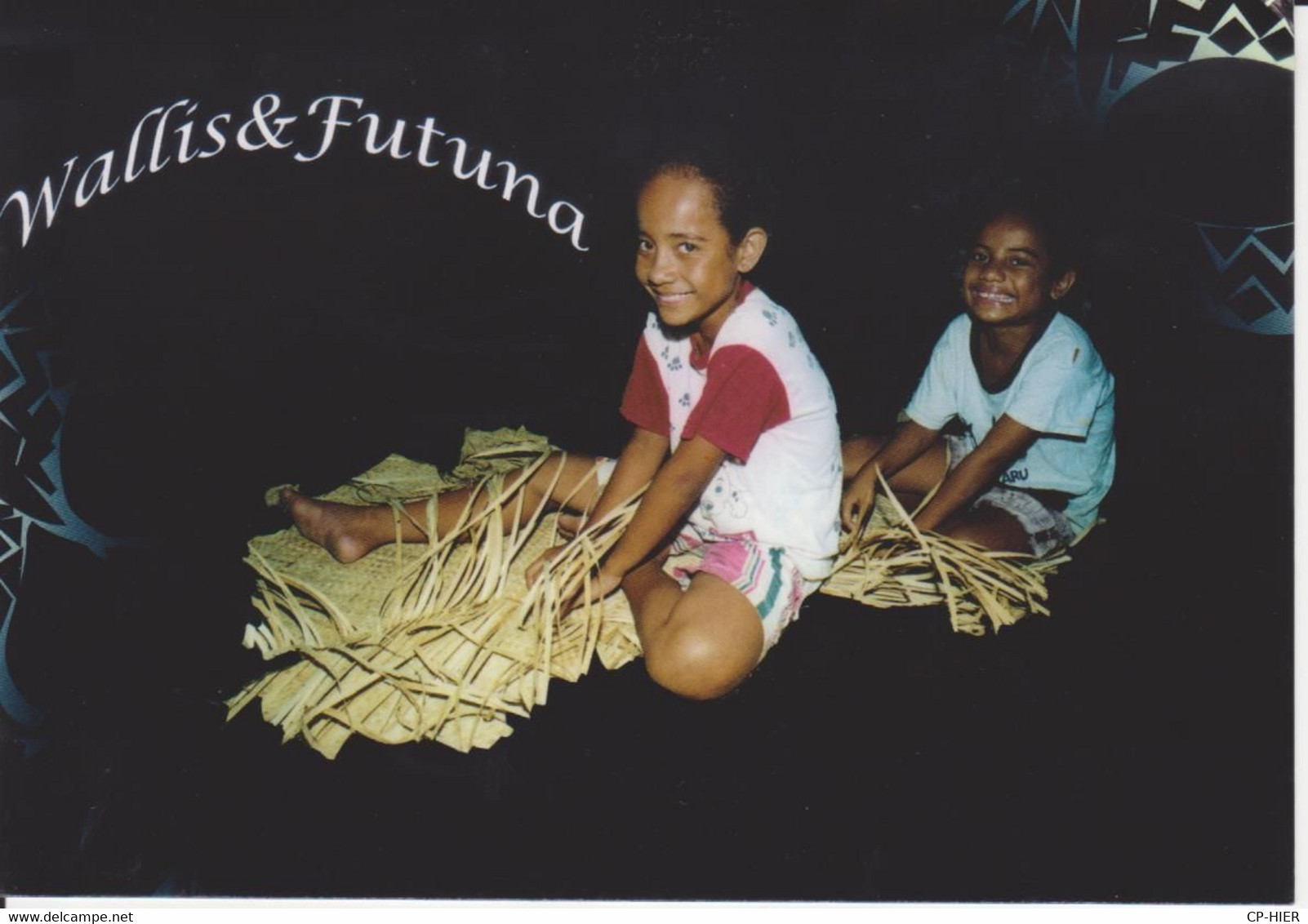 OCEANIE - WALLIS ET FUTUNA -  ENFANTS AU TRESSAGE DE NATTES - FUTUNA