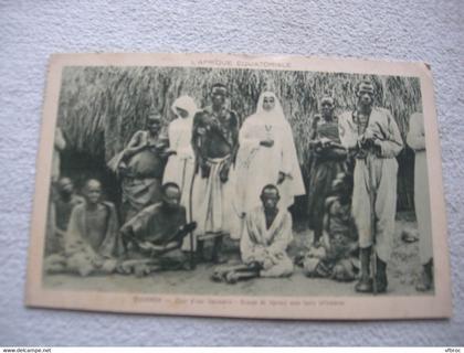 Ouganda, cour d'une léproserie, groupe de lépreux avec leurs infirmière, 1931