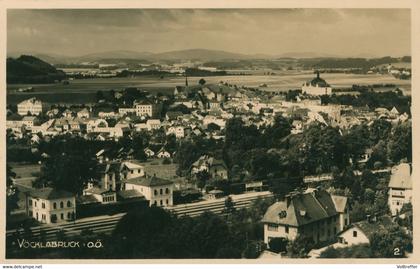 Foto AK Österreich OÖ Vöcklabruck, Blick auf den Bahnhof ?, Ortspartie um 1930