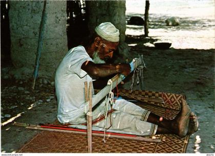 PC OMAN, WEAVER FROM QURAYAT, Modern Postcard (b52893)