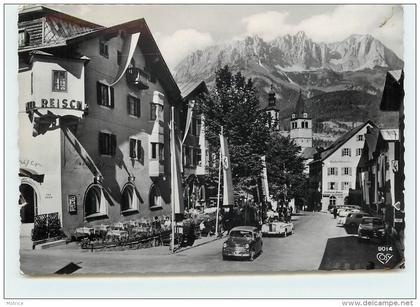 KITZBÜHEL  - Stadtplatz mit Kaisergebirge.