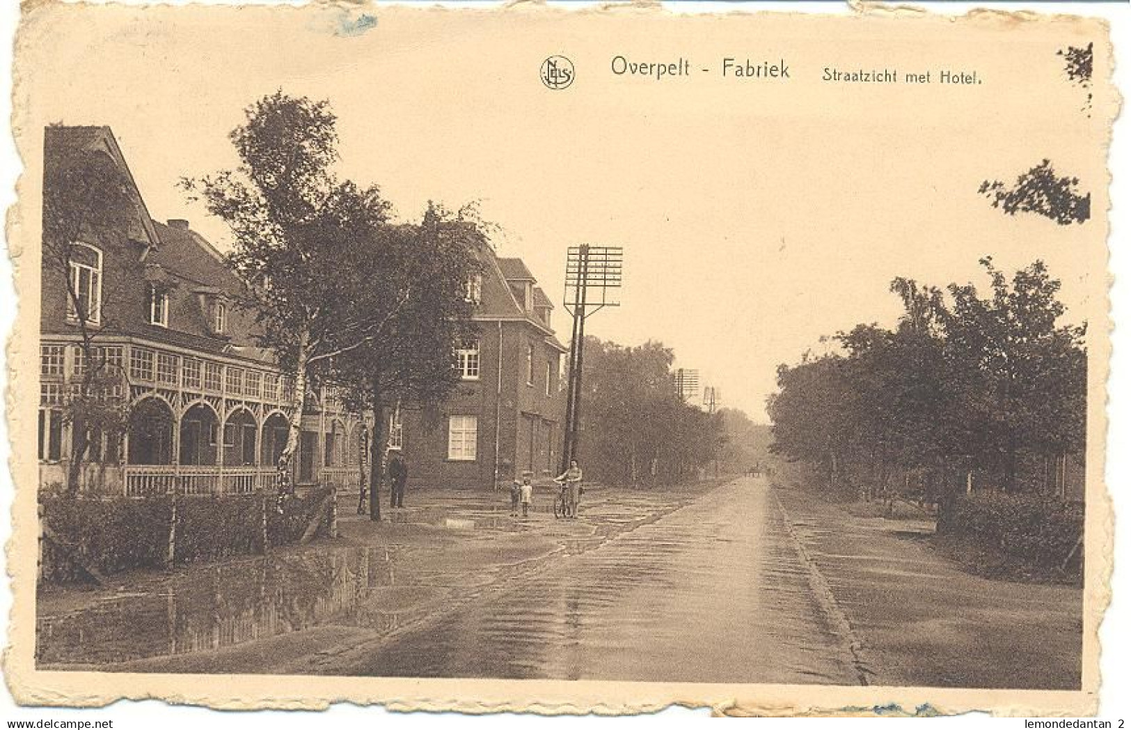 Overpelt - Fabriek - Straatzicht met Hotel