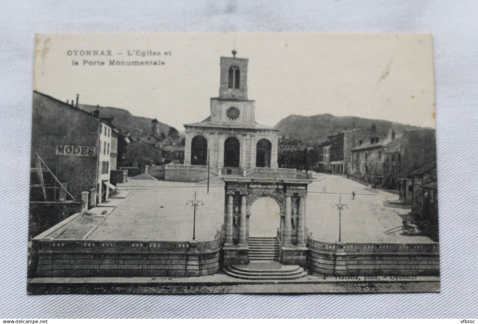 Oyonnax, l'église et la porte monumentale, Ain 01