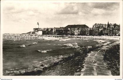 71761066 Urk Storm Blick vom Deich Sturm Leuchtturm