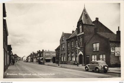 CPA AK Breskens Dorpstraat met Gemeentehuis NETHERLANDS (728860)