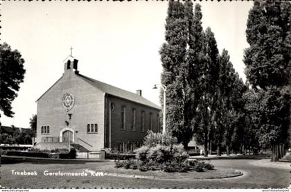 CPA Treebeek Brunssum Limburg Niederlande, Treebeek Gereformeerde Kerk, ein Baumreihe ist vor d...