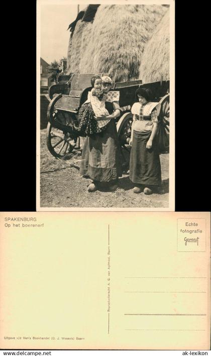 Spakenburg Spakenburg Personen in Trachten-Kleidung vor Heu-Wagen 1950